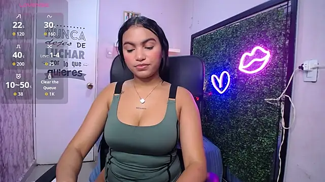 Snapshot of valeria_martinez19 chatting on 11/20/25, 04:12 valeria martinez19 online show from 11/20/25, 04:12