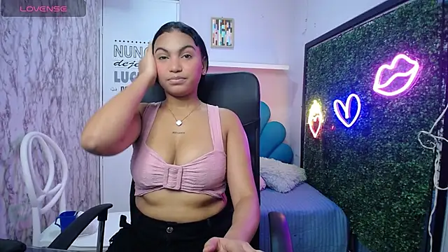 Snapshot of valeria_martinez19 chatting on 11/21/25, 03:05 valeria martinez19 online show from 11/21/25, 03:05