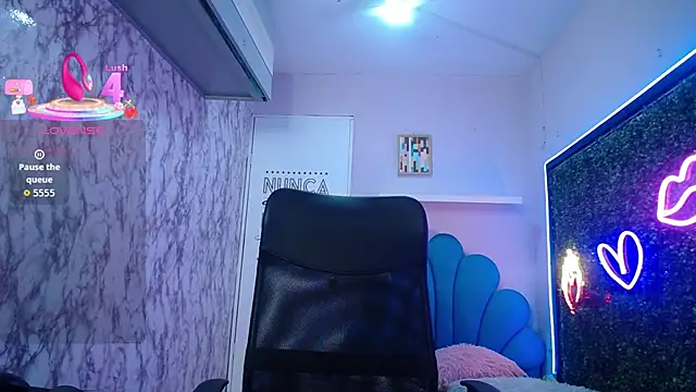 Snapshot of valeria_martinez19 chatting on 12/17/25, 10:05 valeria martinez19 online show from 12/17/25, 10:05