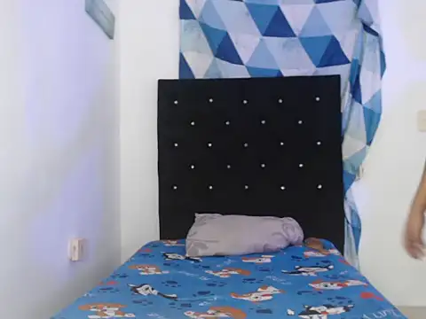 Snapshot of zoelittle3 chatting on 10/31/25, 01:17 zoelittle3 online show from 10/31/25, 01:17