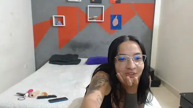 Snapshot of Girlbigtits chatting on 11/04/25, 02:05 Girlbigtits online show from 11/04/25, 02:05