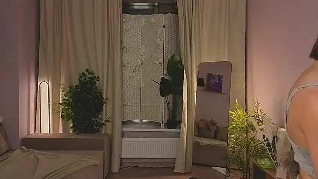 Snapshot of LouiseCollins chatting on 11/05/25, 12:05 LouiseCollins online show from 11/05/25, 12:05