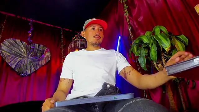 Snapshot of x_heros_x chatting on 11/03/25, 01:01 x heros x online show from 11/03/25, 01:01