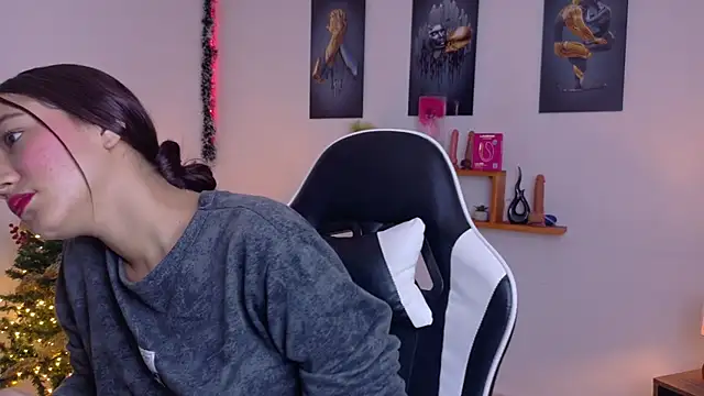 Snapshot of valeria_aragon1107 chatting on 12/17/25, 07:42 valeria aragon1107 online show from 12/17/25, 07:42