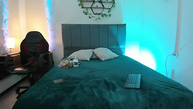 Snapshot of Lucerop_ chatting on 12/19/25, 03:13 Lucerop online show from 12/19/25, 03:13