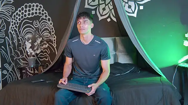 Snapshot of AlessioVitale chatting on 11/08/25, 12:16 AlessioVitale online show from 11/08/25, 12:16