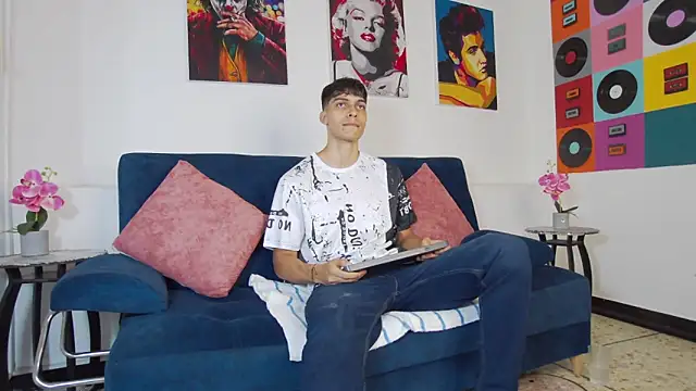 Snapshot of AlessioVitale chatting on 11/18/25, 12:20 AlessioVitale online show from 11/18/25, 12:20