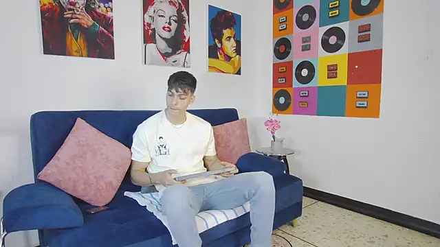 Snapshot of AlessioVitale chatting on 11/21/25, 12:15 AlessioVitale online show from 11/21/25, 12:15