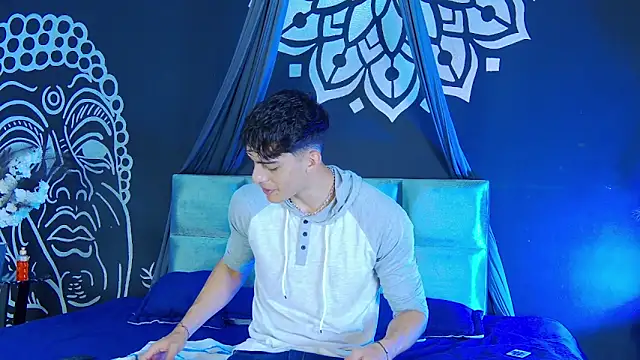 Snapshot of AlessioVitale chatting on 12/15/25, 12:09 AlessioVitale online show from 12/15/25, 12:09