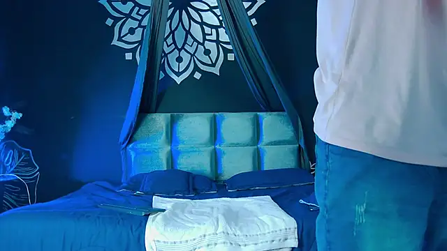 Snapshot of AlessioVitale chatting on 12/22/25, 12:02 AlessioVitale online show from 12/22/25, 12:02