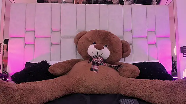 Snapshot of MylittleEmily_ chatting on 11/11/25, 03:50 MylittleEmily online show from 11/11/25, 03:50