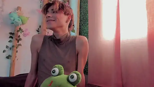 Snapshot of Leo_Glow chatting on 11/30/25, 02:43 Leo Glow online show from 11/30/25, 02:43