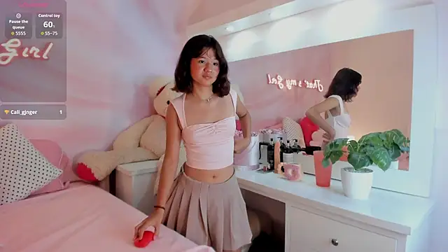 Snapshot of Sophie_Smitt chatting on 11/25/25, 02:00 Sophie Smitt online show from 11/25/25, 02:00