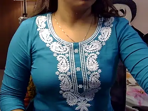 Snapshot of shakshi_89 chatting on 11/16/25, 10:43 shakshi 89 online show from 11/16/25, 10:43