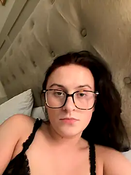 Snapshot of EmLovesxx chatting on 11/08/25, 12:22 EmLovesxx online show from 11/08/25, 12:22