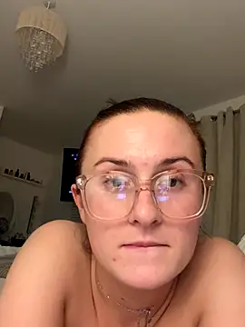 Snapshot of EmLovesxx chatting on 11/18/25, 08:57 EmLovesxx online show from 11/18/25, 08:57