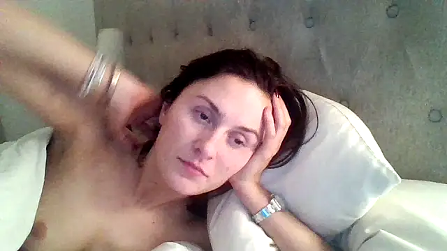 Snapshot of EmLovesxx chatting on 12/20/25, 06:09 EmLovesxx online show from 12/20/25, 06:09