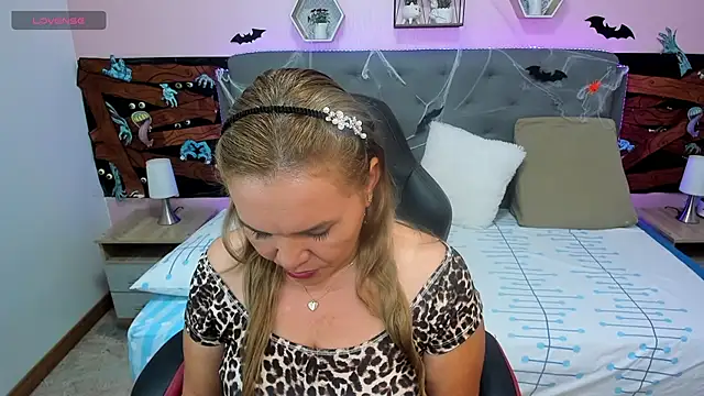 Snapshot of _sarah_lovely chatting on 10/31/25, 03:13 sarah lovely online show from 10/31/25, 03:13