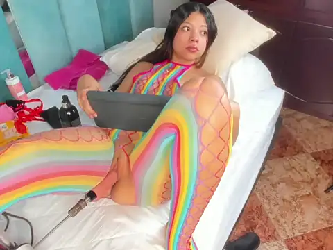 Snapshot of Chaarlotte_09 chatting on 12/17/25, 12:00 Chaarlotte 09 online show from 12/17/25, 12:00