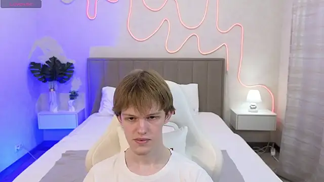 Snapshot of Fakeangel87 chatting on 11/03/25, 01:08 Fakeangel87 online show from 11/03/25, 01:08