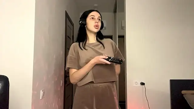 Snapshot of EliseBonser chatting on 11/03/25, 06:53 EliseBonser online show from 11/03/25, 06:53