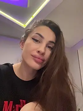 Snapshot of Muna_Luu chatting on 10/31/25, 10:11 Muna Luu online show from 10/31/25, 10:11