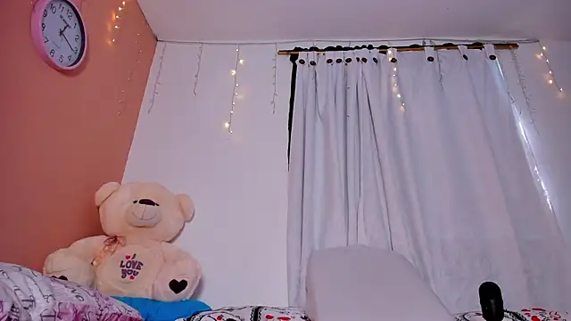 Snapshot of miah_smith123 chatting on 11/12/25, 05:13 miah smith123 online show from 11/12/25, 05:13