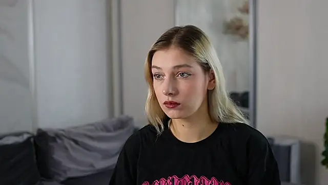 Snapshot of BlushVenom chatting on 11/06/25, 02:29 BlushVenom online show from 11/06/25, 02:29