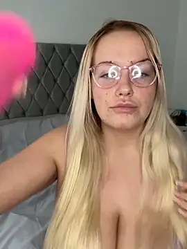 Snapshot of LeahLovexx chatting on 11/06/25, 11:22 LeahLovexx online show from 11/06/25, 11:22