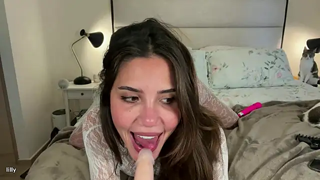 Snapshot of Itslillybloom chatting on 11/25/25, 04:56 Itslillybloom online show from 11/25/25, 04:56