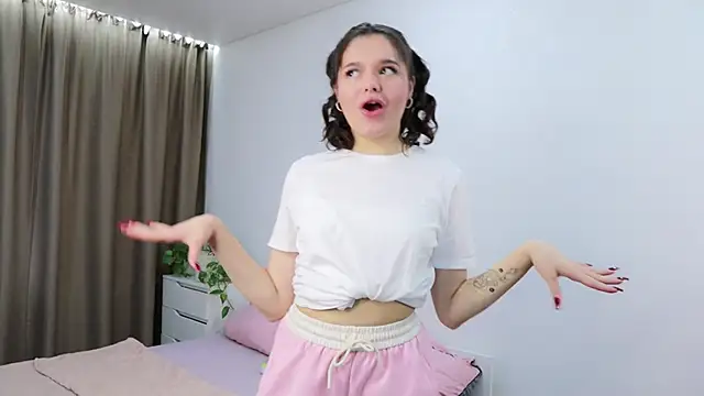 Snapshot of Xo_Laura chatting on 11/04/25, 08:35 Xo Laura online show from 11/04/25, 08:35