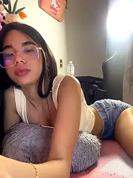 Snapshot of Milleradhara24 chatting on 12/14/25, 09:47 Milleradhara24 online show from 12/14/25, 09:47