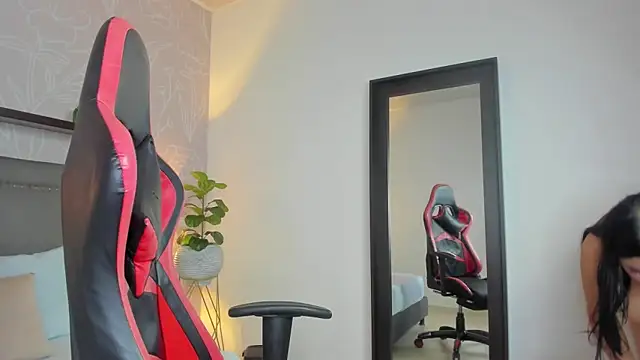 Snapshot of shanel_smithh chatting on 11/17/25, 12:55 shanel smithh online show from 11/17/25, 12:55