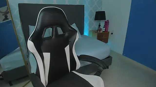 Snapshot of shanel_smithh chatting on 12/20/25, 12:23 shanel smithh online show from 12/20/25, 12:23