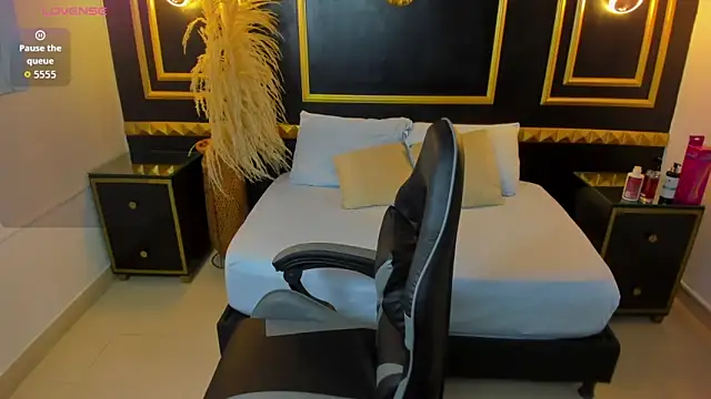 Snapshot of shanel_smithh chatting on 12/22/25, 12:24 shanel smithh online show from 12/22/25, 12:24