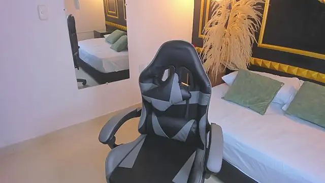 Snapshot of shanel_smithh chatting on 01/14/26, 12:11 shanel smithh online show from 01/14/26, 12:11