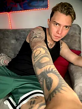 Snapshot of Nick_orion chatting on 11/14/25, 01:32 Nick orion online show from 11/14/25, 01:32