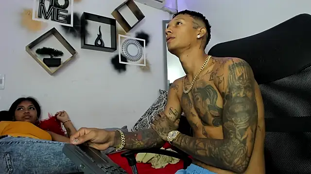 Snapshot of YuleimysAndAlex chatting on 11/13/25, 04:22 YuleimysAndAlex online show from 11/13/25, 04:22