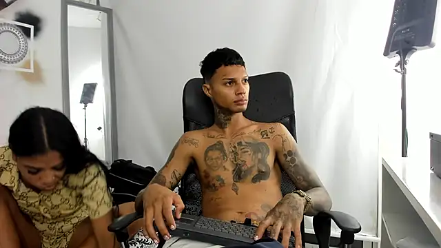 Snapshot of YuleimysAndAlex chatting on 11/23/25, 03:06 YuleimysAndAlex online show from 11/23/25, 03:06