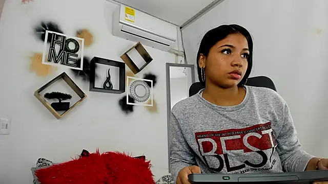 Snapshot of YuleimysAndAlex chatting on 12/03/25, 03:47 YuleimysAndAlex online show from 12/03/25, 03:47