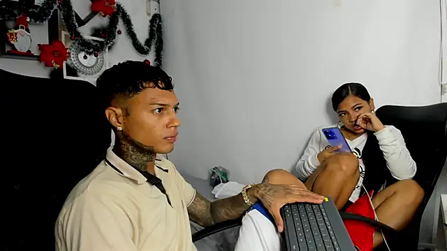 Snapshot of YuleimysAndAlex chatting on 12/16/25, 03:33 YuleimysAndAlex online show from 12/16/25, 03:33