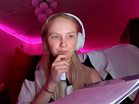 KarinRobertson online show from 11/30/25, 03:27