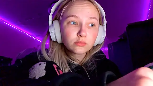 KarinRobertson online show from 12/03/25, 04:16