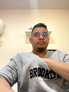 Snapshot of Dante_Valcur chatting on 11/03/25, 02:18 Dante Valcur online show from 11/03/25, 02:18