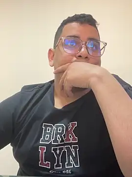 Snapshot of Dante_Valcur chatting on 12/15/25, 01:26 Dante Valcur online show from 12/15/25, 01:26