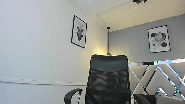 zoe-moreau online show from 01/15/26, 08:12