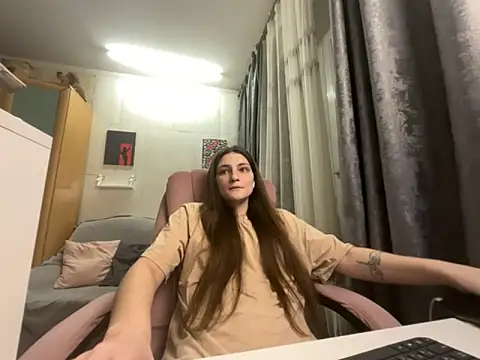 Snapshot of HelgaMun chatting on 11/17/25, 12:33 HelgaMun online show from 11/17/25, 12:33