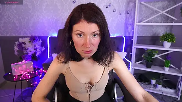 Snapshot of AmiraGoldd chatting on 11/05/25, 08:14 AmiraGoldd online show from 11/05/25, 08:14