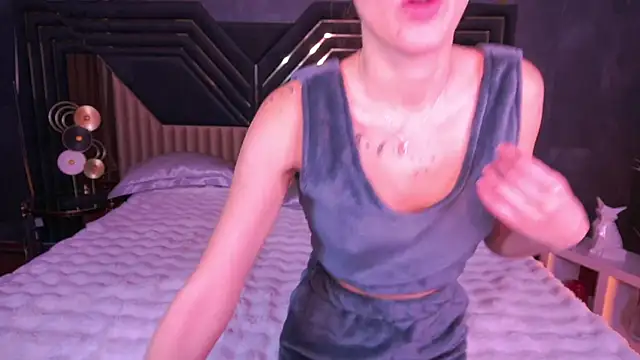 Snapshot of ZafiraMoonn chatting on 12/22/25, 06:43 ZafiraMoonn online show from 12/22/25, 06:43