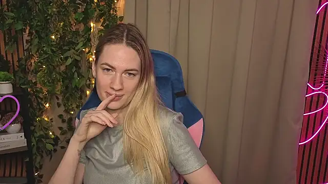 Snapshot of TonyaReid chatting on 12/13/25, 07:53 TonyaReid online show from 12/13/25, 07:53